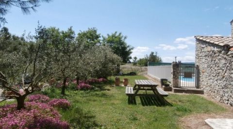 Extérieur du gite en pierre en Ardèche - la Glycine