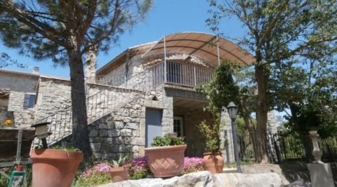 Extérieur du gite Glycine, gite en pierre avec piscine en Ardèche