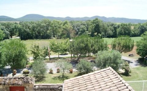 L'extérieur du gite l'Olivette, gite avec piscine en sud ardeche