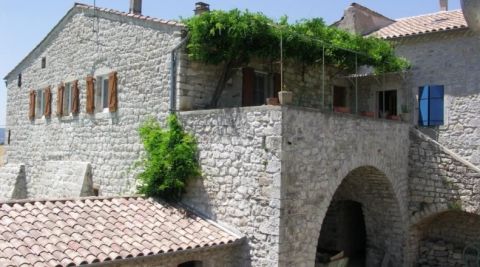 L'extérieur du gite la Rose, gite 5 personnes en ardeche